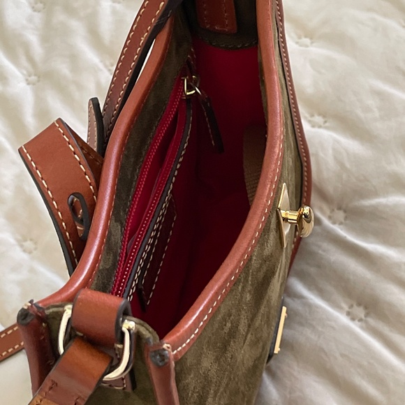 NEW OLIVE Dooney & Bourke Suede Messenger Crossbody Purse Bag Green Brown no tag - Picture 3 of 4